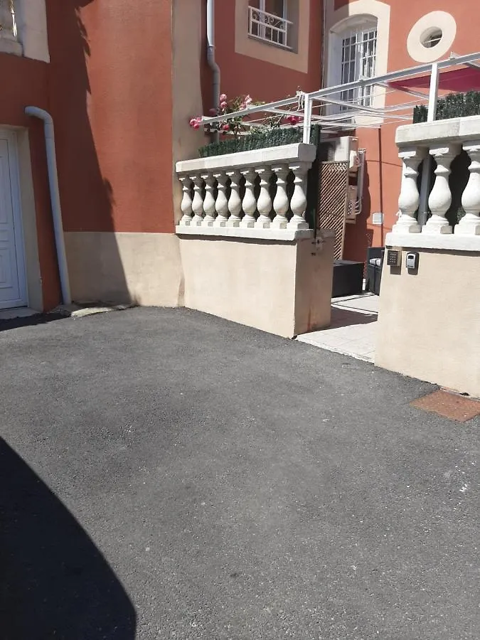 Holiday home Maison 130M2, Terrasse 70 M2 Sud, 1A7 Pers, 3 Chbres Avec Tv Et Clim Pierrelatte France