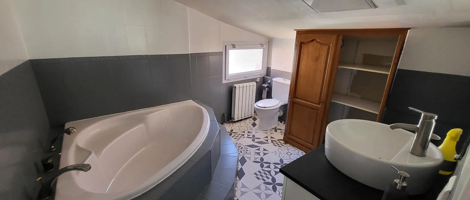 Maison 130M2, Terrasse 70 M2 Sud, 1A7 Pers, 3 Chbres Avec Tv Et Clim Pierrelatte Holiday home